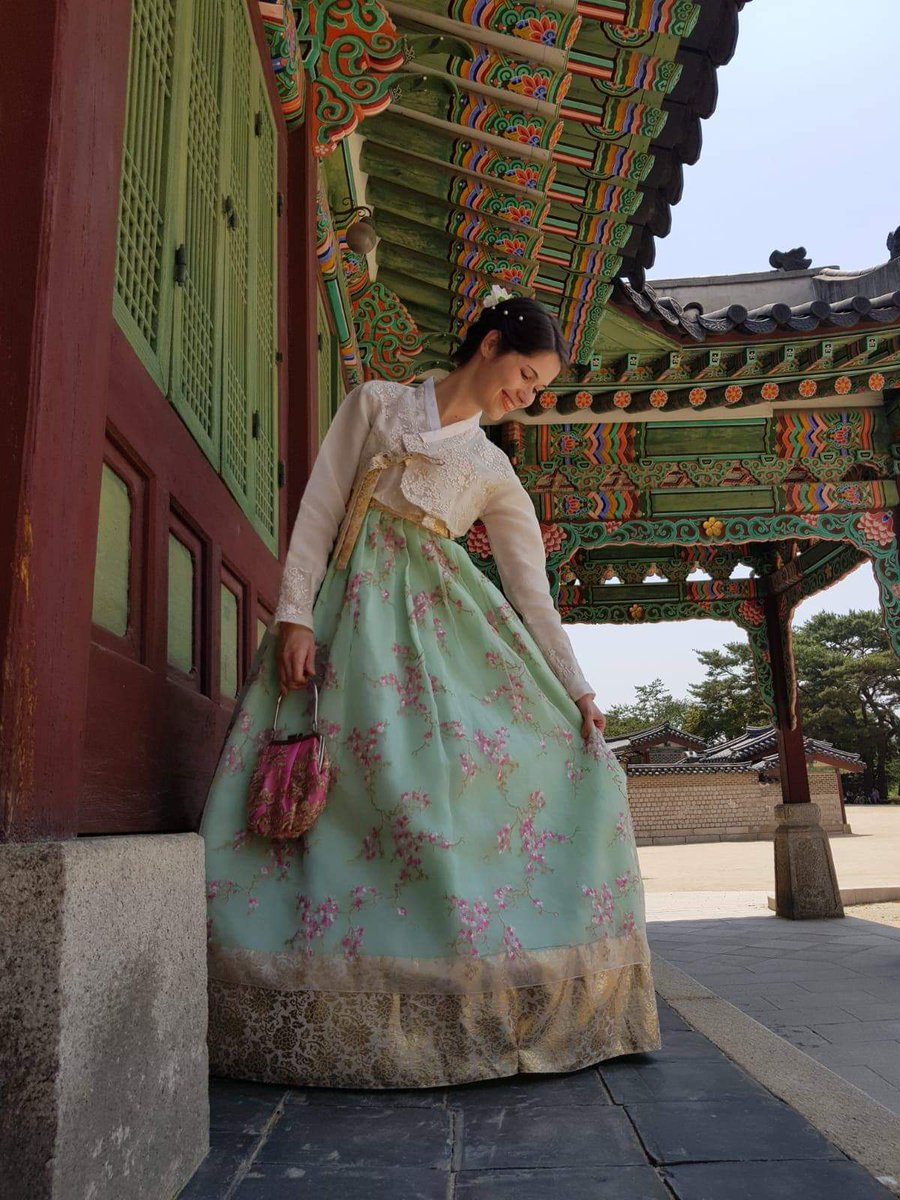 Titi__Chan's tweet photo. Visite du Changdeokgung palace en hanbok 🥰🥰🥰 #visitkorea #koreatrip #changdeokgung #Seoul https://t.co/WmVX5s8EWl