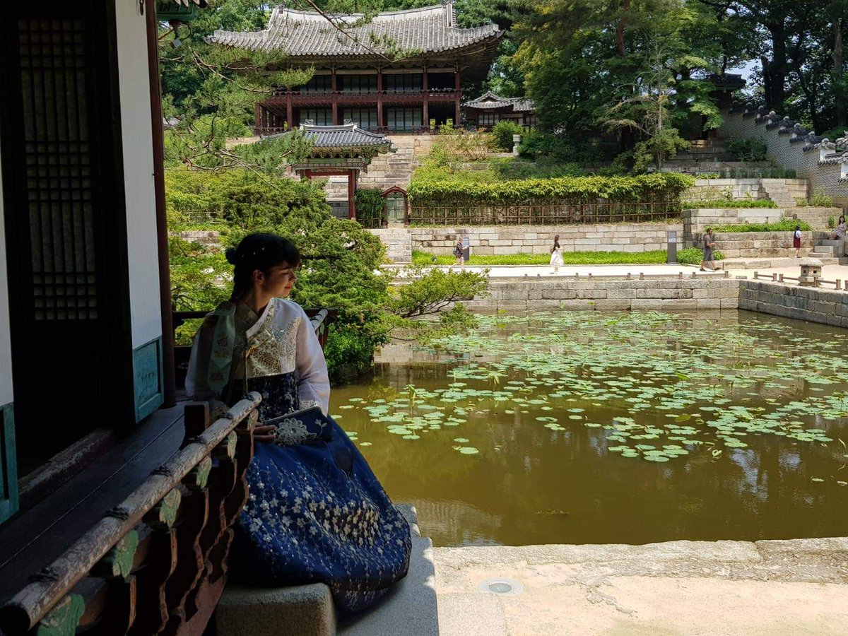 Titi__Chan's tweet photo. Visite du Changdeokgung palace en hanbok 🥰🥰🥰 #visitkorea #koreatrip #changdeokgung #Seoul https://t.co/WmVX5s8EWl