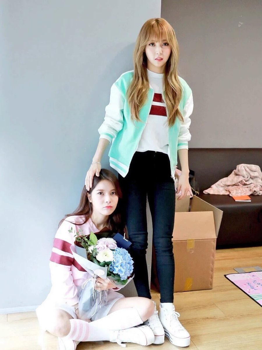 picmoonsun's tweet photo. are they... dating? 👀💘 https://t.co/qMQQQgdJas