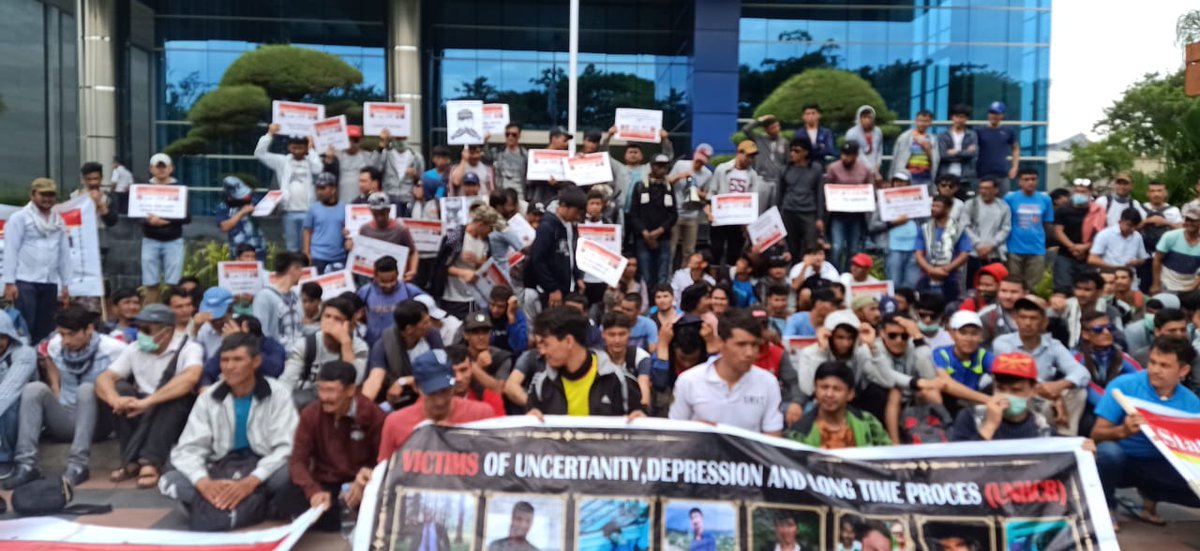 EhsaniIndonesia's tweet photo. We are suffering here since 2013, "do not go by boat, we will send you safely to third country,"UNHCR told us in 2013 but still we are here faced to a gradual death, please hear our voice.
#Resettlement4RefugessinIndonesia
#FairResettlementProcess
#Resettlement4HazaraRefugees https://t.co/3KXbKhStVQ