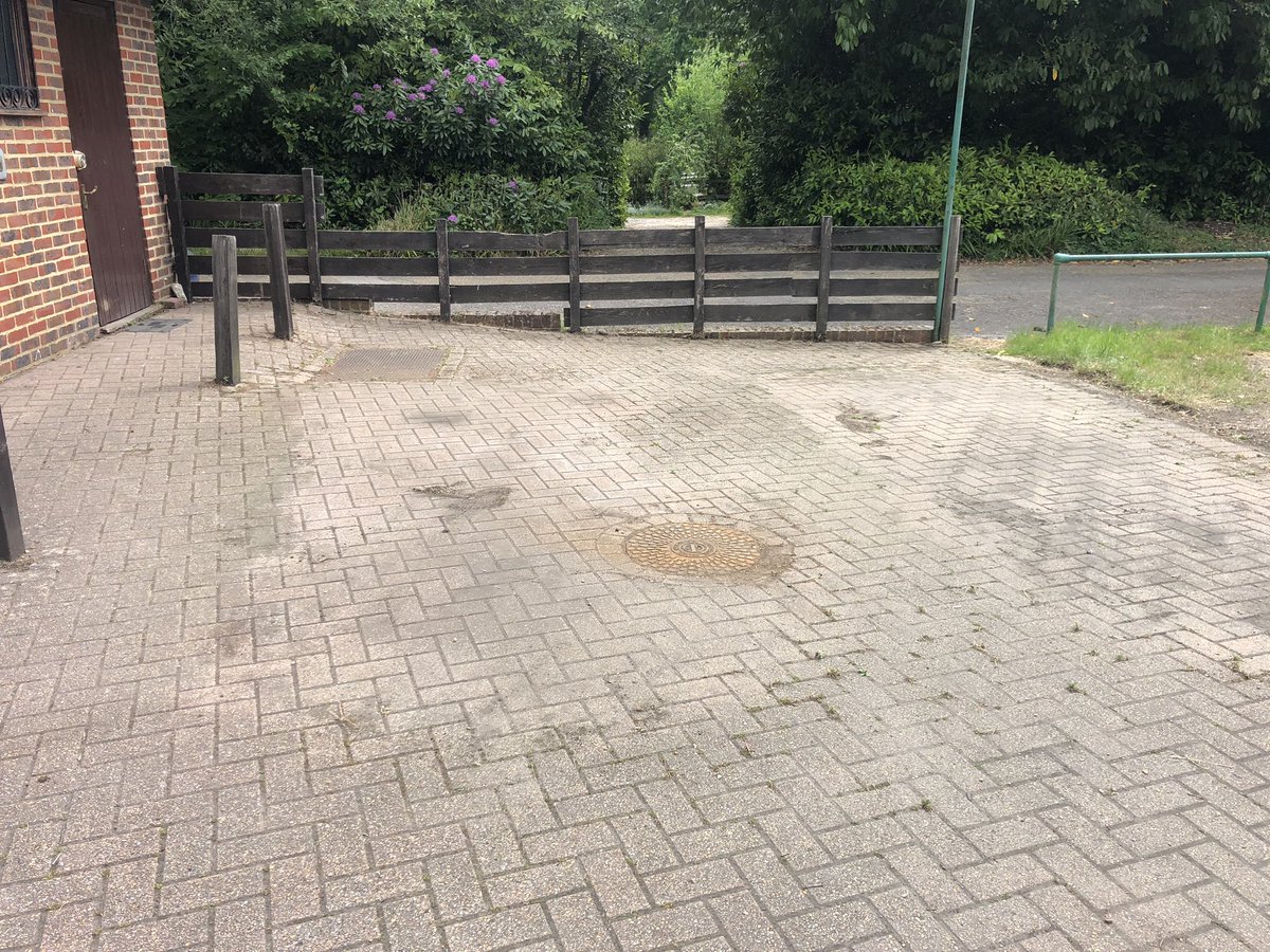 andywick154's tweet photo. tidying and cleaning our dedicated viewing/collection area in preparation for 1st June opening...π€ until then #reserveandcollect #clickandcollect #carsales https://t.co/6ztXOGCYhF