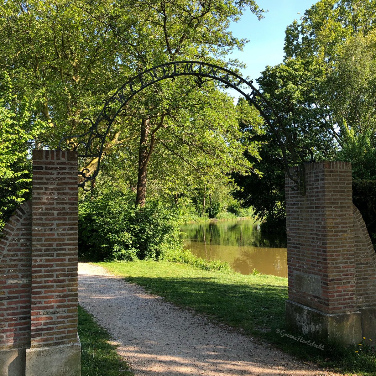 Groenehartstoc1's tweet photo. Een verscholen stukje natuur om helemaal tot rust te komen #Wilhelminashof, ook wel bekend als het #bosplan #Benschop Helaas ligt het geΓ―soleerd, alleen bereikbaar uit Benschop er is geen verbinding richting het zuiden. Dat maakt opnemen in een route moeilijker. #GroeneHartstocht https://t.co/TmwP2UiYOx