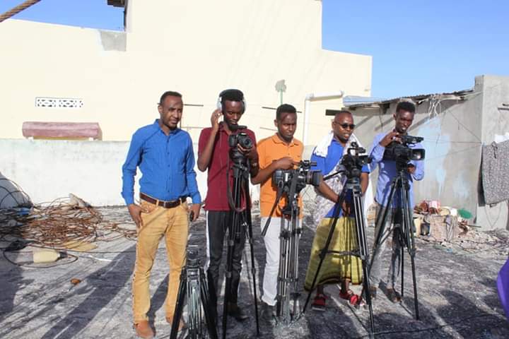 jakaarta6's tweet photo. Mogadishu Journalists Demonstrate torture of Hamar Jajab Headquarters Campus#Jakaarta https://t.co/bBFdWG5rV6