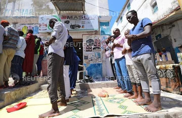 jakaarta6's tweet photo. Muslim worshippers participate in the last Friday prayer of Ramadan amid the coronavirus disease (COVID-19) outbreak, outside the mosque in Hamarweyne district of Mogadishu, Somalia May 22, 2020. REUTERS/Feisal Omar https://t.co/62NZ5RLtFE