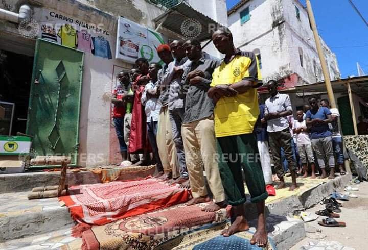 jakaarta6's tweet photo. Muslim worshippers participate in the last Friday prayer of Ramadan amid the coronavirus disease (COVID-19) outbreak, outside the mosque in Hamarweyne district of Mogadishu, Somalia May 22, 2020. REUTERS/Feisal Omar https://t.co/62NZ5RLtFE