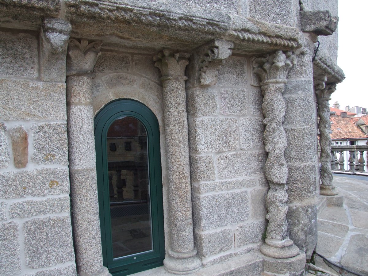 Aquí os traigo muros y columnas adosadas del exterior de la girola de la catedral de Santiago.Podéis ver los efectos de esa meteorización muy claramente. Incluso han empezado a soltarse trozos.Estamos hablando de un edificio de ocho siglos.Literalmente, le ha llovido mucho.