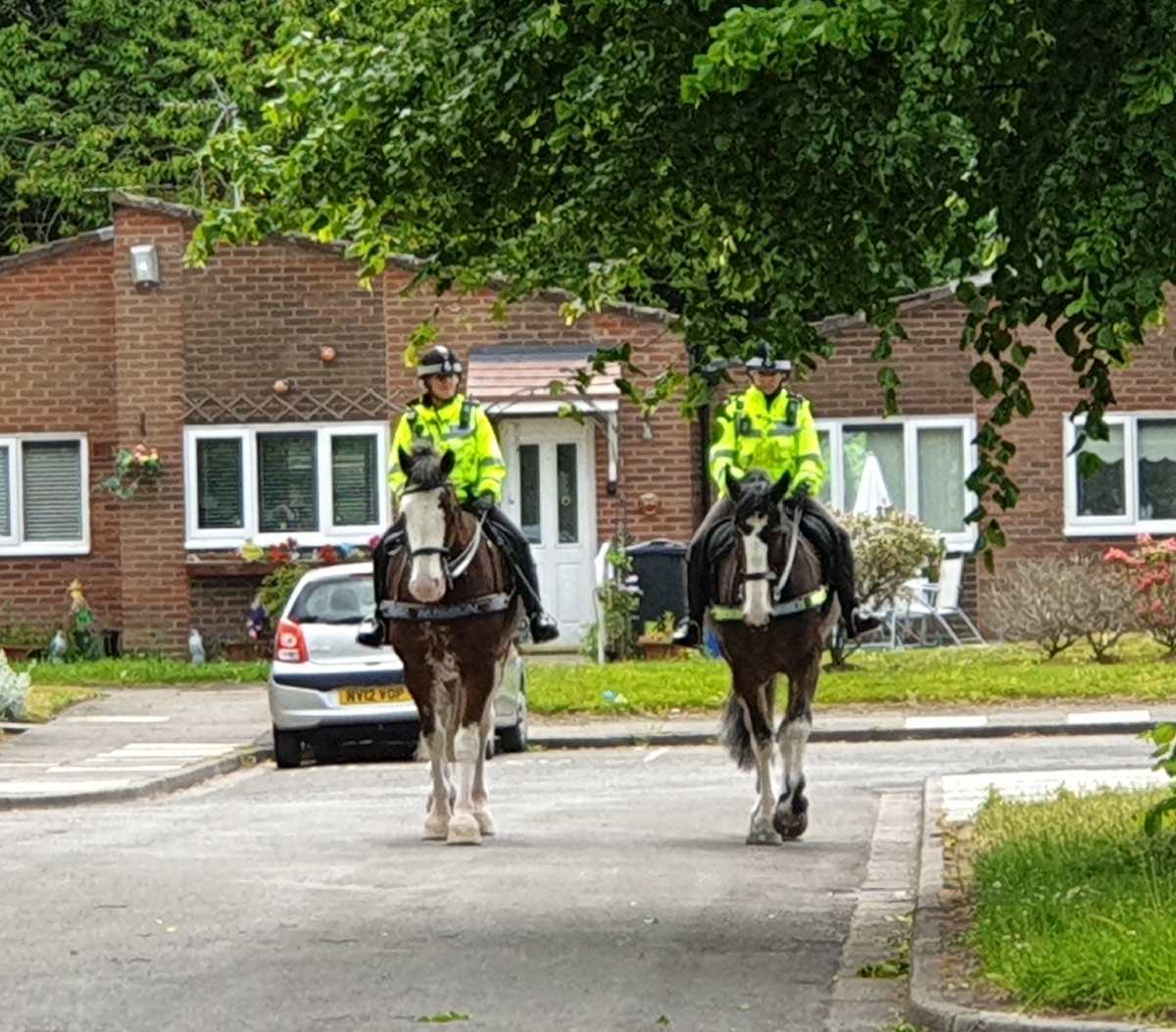 MerPolKnowsley's tweet photo. Local officers & colleagues from @MerPolMounted have been patrolling Tower Hill #Kirkby today.Todays activity comes as a result of community concerns around drug dealing & ASB. 17yr old male arrested this afternoon in relation to a #drugsearch #communityfirst @saferknowsley https://t.co/IykTu16gCg