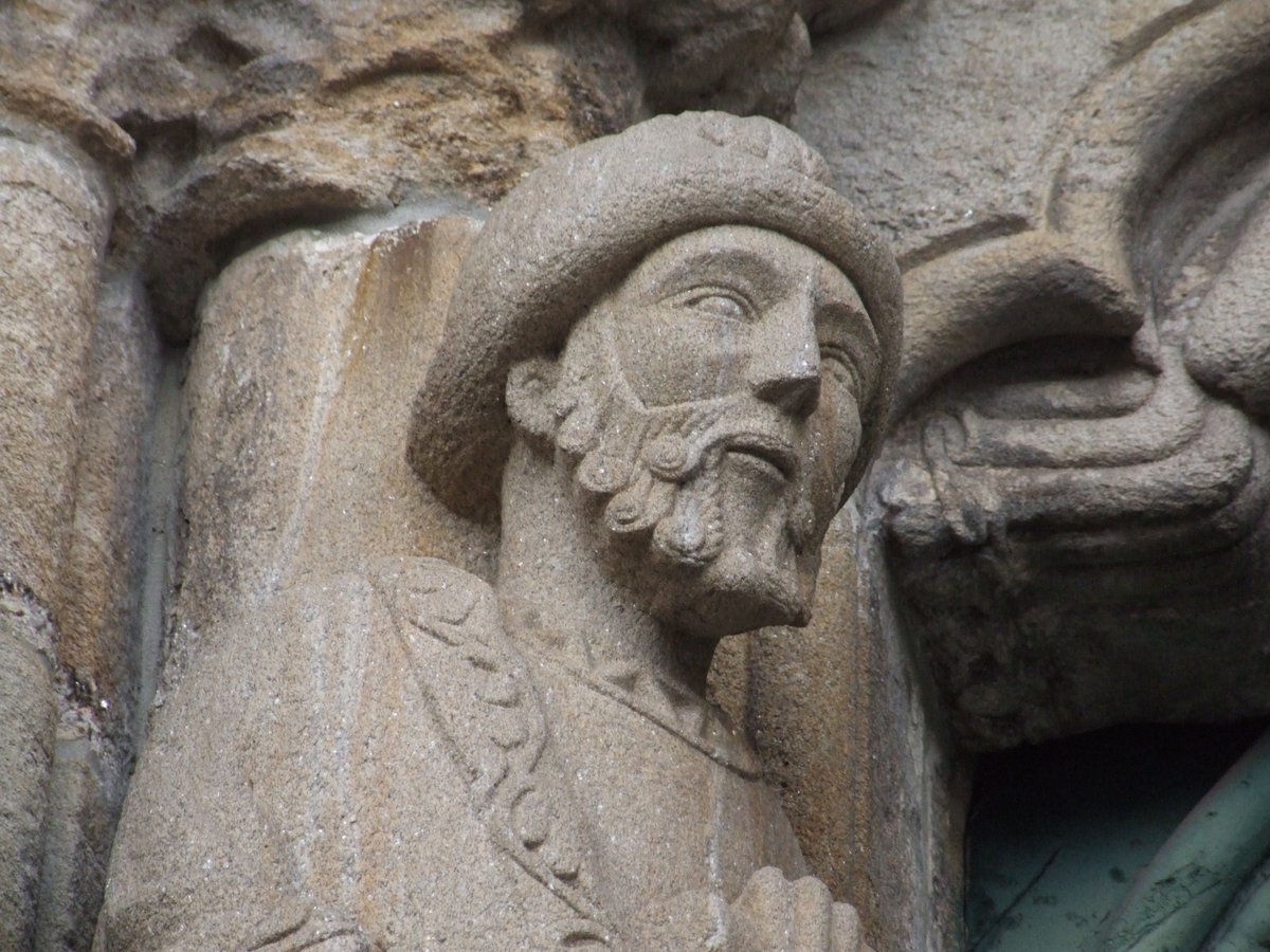 Porque la piedra, cuando está mucho tiempo a la intemperie, se va cubriendo de su propia pátina, que la protege bastante frente a este tipo de deterioro.Aquí tenéis una foto mía de San Martiño de Noia con la piedra en un estado bastante bueno.Comparad con la foto anterior...