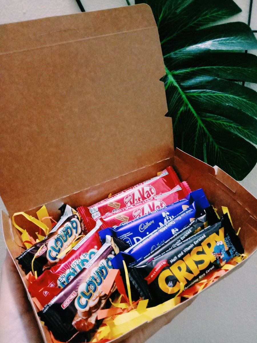 Giftboxrm13J's tweet photo. @fromwuhan Hai!  Ada yg nak buat surprise utk tersayang?  only RM 13 per box. Free wish card😍 ws for more choc box!! 
https://t.co/O21U4cw3AF https://t.co/jw6HULIblW