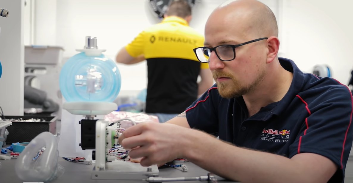 FormulaRapidaEN's tweet photo. #F1 shares video of work undertaken by various teams to help the community amid #COVID19 pandemic. It features team officials, drivers and more - link included: https://t.co/LYlvcwGXix #ProjectPitlane https://t.co/4x9GaGAlON