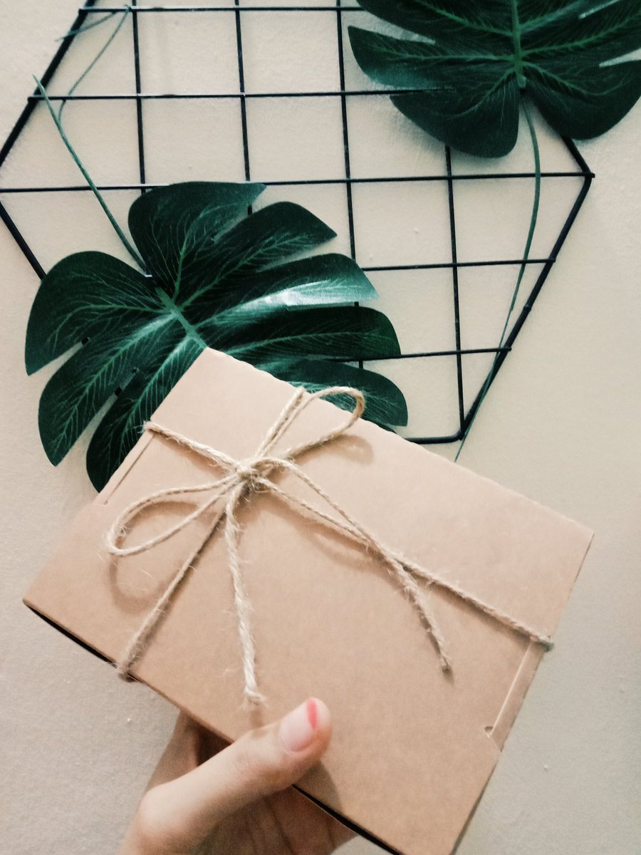 Giftboxrm13J's tweet photo. @fromwuhan Hai!  Ada yg nak buat surprise utk tersayang?  only RM 13 per box. Free wish card😍 ws for more choc box!! 
https://t.co/O21U4cw3AF https://t.co/jw6HULIblW
