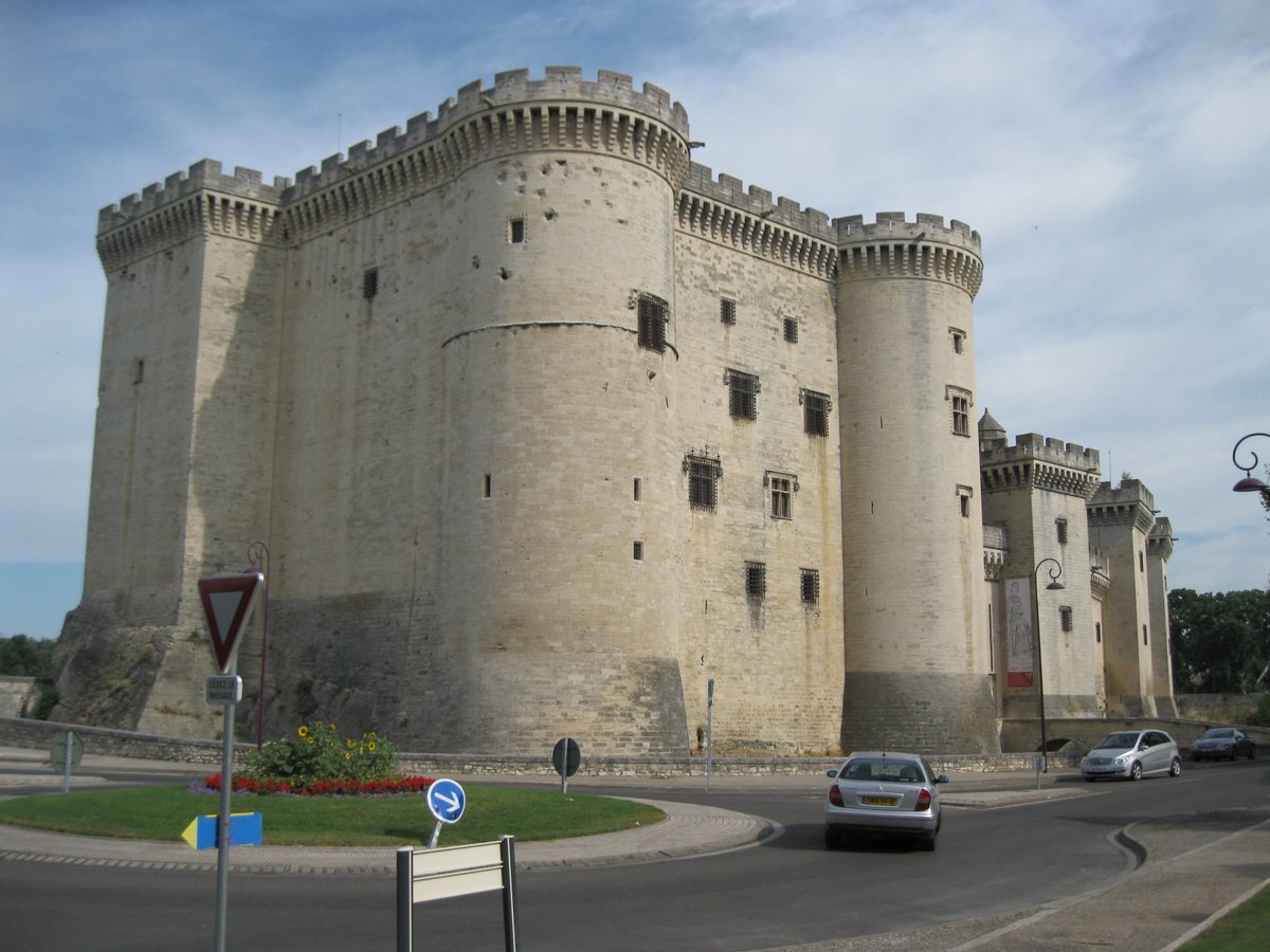 Next we made a brief stop in the tiny village of Tarascon - mostly so I could claim to have seen the legendary origin of the Tarasque, one of  #dungeonsanddragons' most famous monsters (which bears little resemblance to its medieval inspiration)