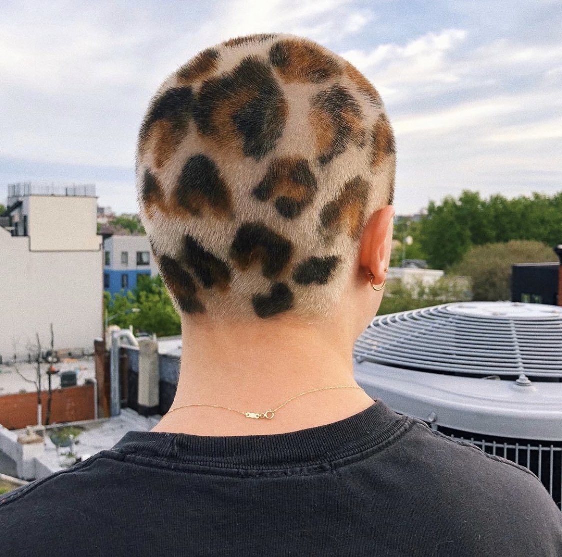 lycheejuce's tweet photo. started dyeing my friends hair👾 https://t.co/T1F1C6mw6k