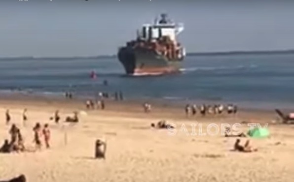 Strandweernu's tweet photo. Containerschip bijna gestrand bij Vlissingen https://t.co/OVB1LiBO3S https://t.co/fYxHmXrjzh