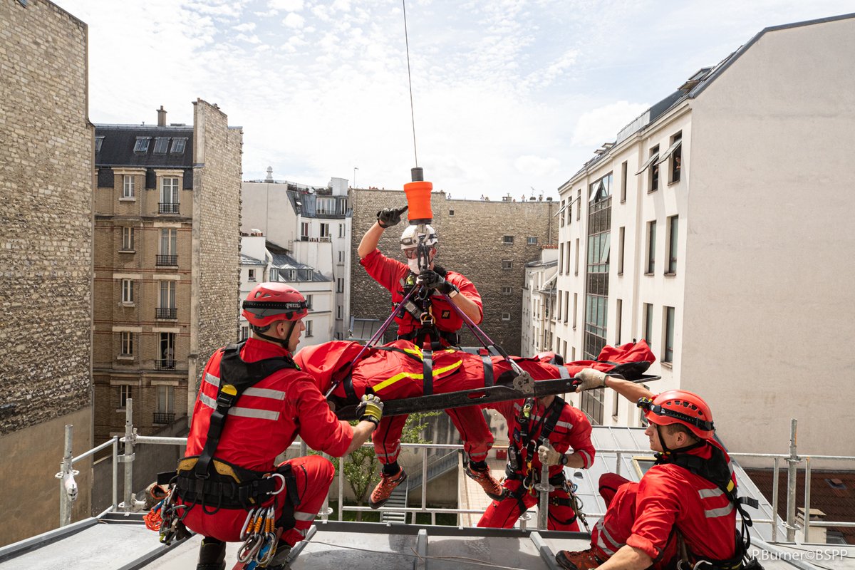 PompiersParis's tweet photo. #Intervention Paris Xe : Accident grave au 4e étage d'un échafaudage, la victime évacuée par hélicoptère.
La mission des pompiers de Paris se poursuit malgré la lutte contre le #COVID19

Plus d'infos 👇 
https://t.co/9vE9Yg1j8n https://t.co/jpX3VvrVZP
