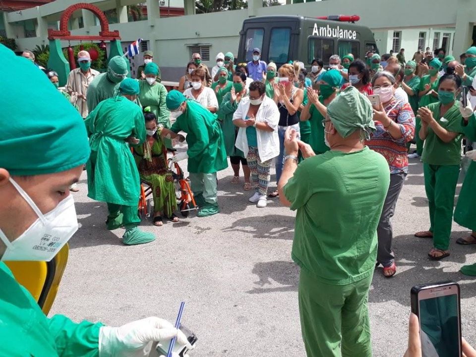 MINSAPCuba's tweet photo. .@yunier_sifonte: "Todo un hospital para despedir a Yaquelín, la paciente con más larga estadía hospitalaria por #COVID19 en #Cuba. Fueron 59 días de tensión, 37 de ellos reportada de crítica en terapia intensiva."
¡Muchas felicidades al personal de salud que lo hizo posible! https://t.co/C8NbHtLTbe