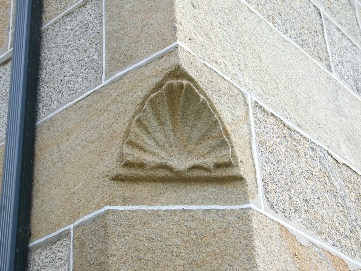 Esa disgregación, además, afecta de forma diferente prácticamente a cada fragmento de piedra.Fijaos en los sillares de esta foto que hice en Porto do Son. Aunque seguramente se cortaron en la misma cantera, no todos están deshaciéndose de la misma manera y a la misma velocidad.