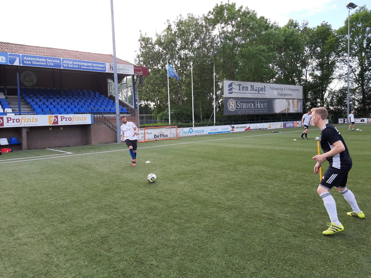 zvvurk's tweet photo. 🤜 🤛 Ook een nieuw gezicht te bewonderen tijdens de training van De Kof 1! Welkom Sander Heimens👋
#KOF1 https://t.co/DCaNIGFKrj