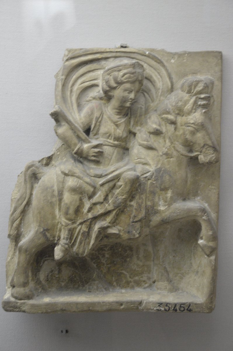 Once they became  #Romans, the Gauls kept worshipping their gods, but started making statues of them in the Roman styles. Here you have Epona, Goddess of Horses, still from  @Archeonationale for  #MuseumsUnlocked :