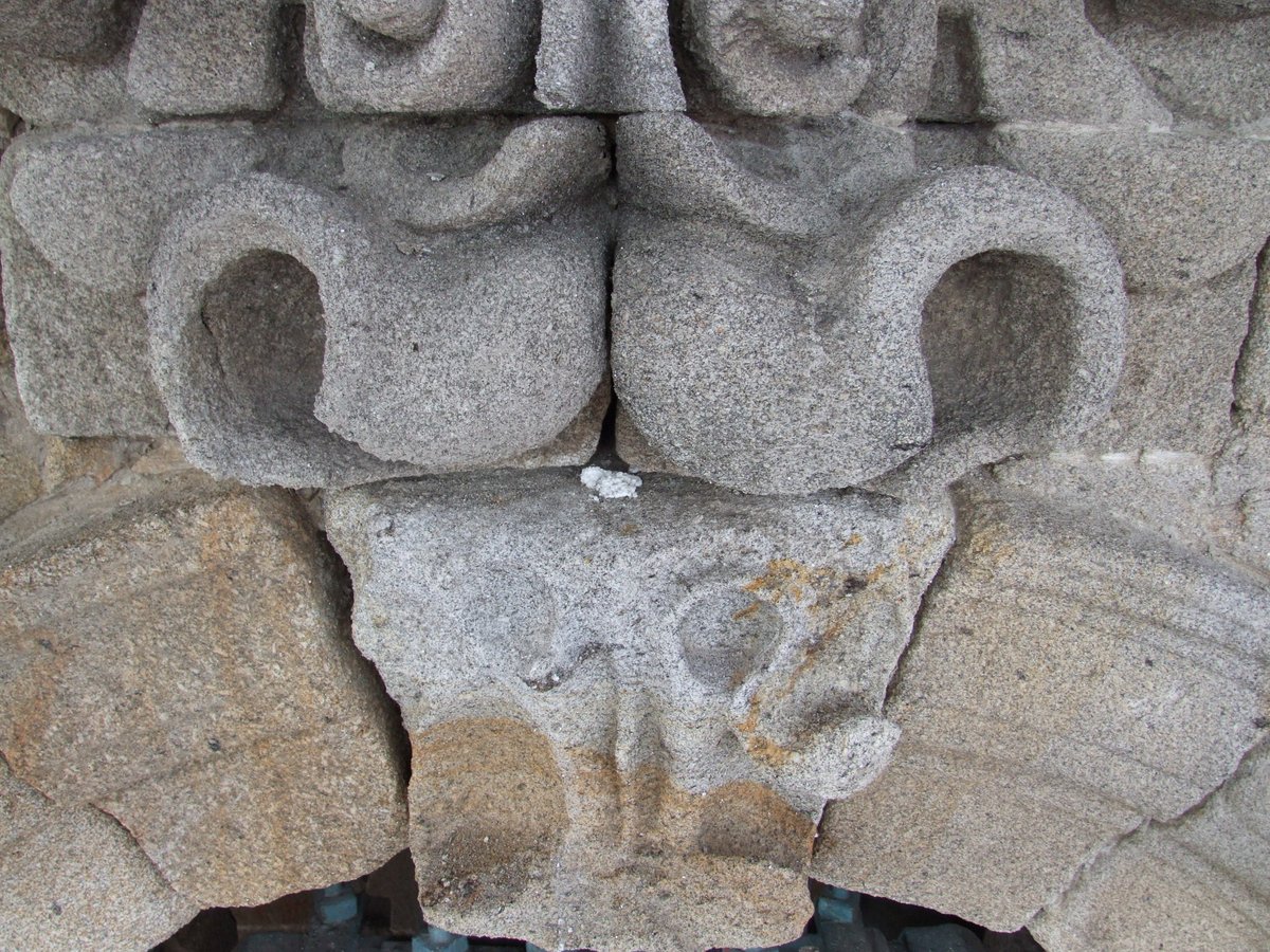 Cuando pierde la pátina, la piedra se deshace a mayor velocidad. Ya lo hemos visto: se borran los detalles y se empiezan a caer trozos.Fijaos en esta foto que hice en la catedral de Santiago.Pero tened en cuenta que esto que sale en la foto...