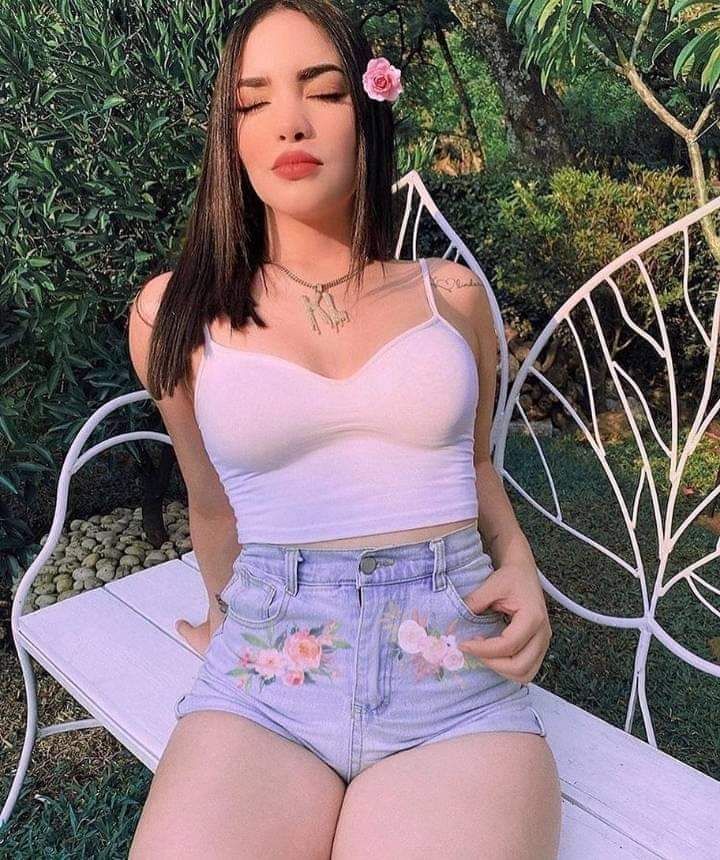 Daniela19307692's tweet photo. Que paso hermosa? te molesta el sol reyna? https://t.co/s9QuLKssl0