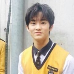 a thread of mark lee but he grows bigger as you keep scrolling