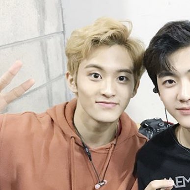 a thread of mark lee but he grows bigger as you keep scrolling