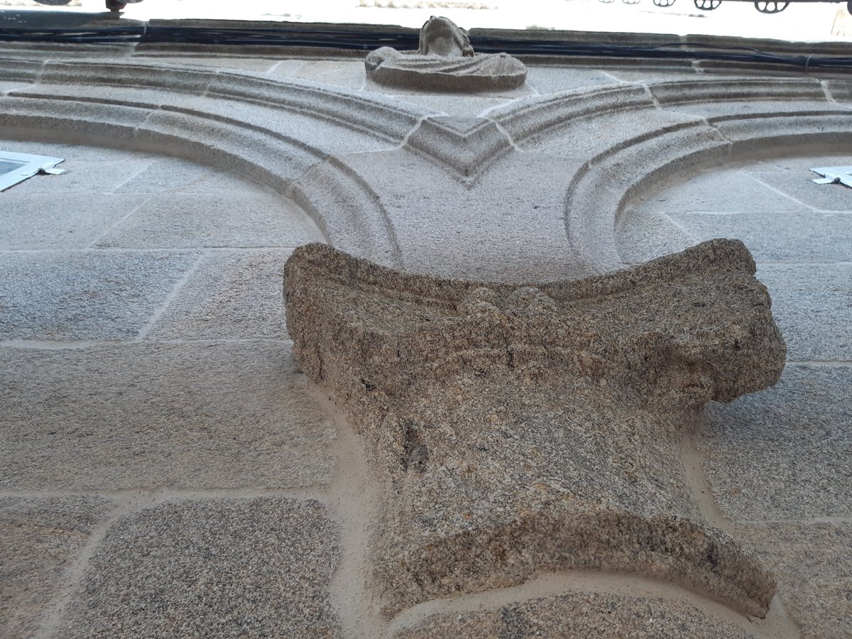 La luz influye en que veamos menos los detalles, pero si os enseño este otro capitel de la misma fachada después de la limpieza podéis ver que se ha desgastado la superficie.Y que se ha arrasado la pátina de la piedra en toda la fachada, incluidos los capiteles.