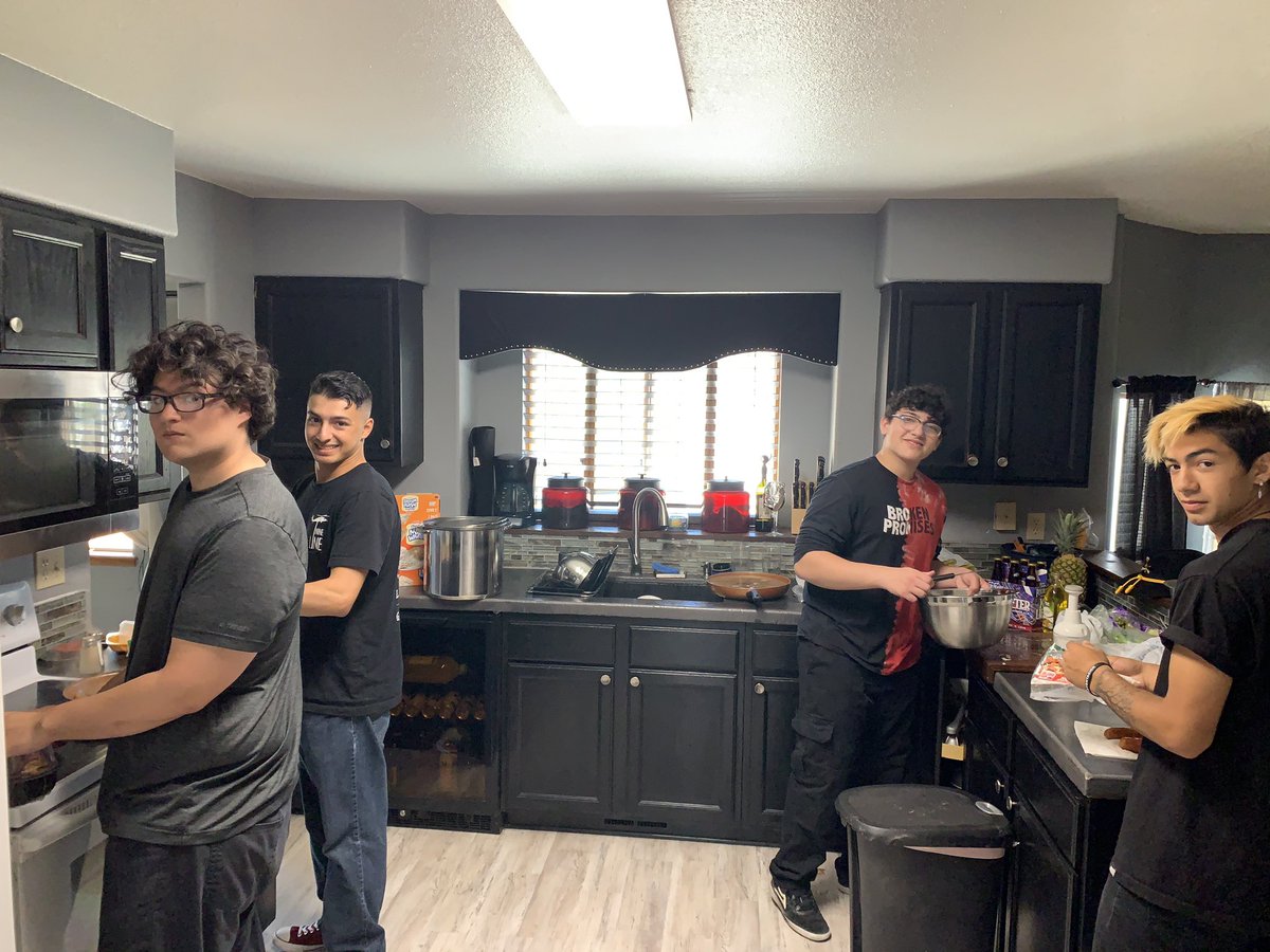 milo_enciso's tweet photo. When your boy surprises you and comes home for the weekend...❤️ then you go downstairs to find them all cooking homemade Gumbo for lunch/dinner...❤️❤️. Only missing Sam. ☹️ https://t.co/PYmOaU1NiT