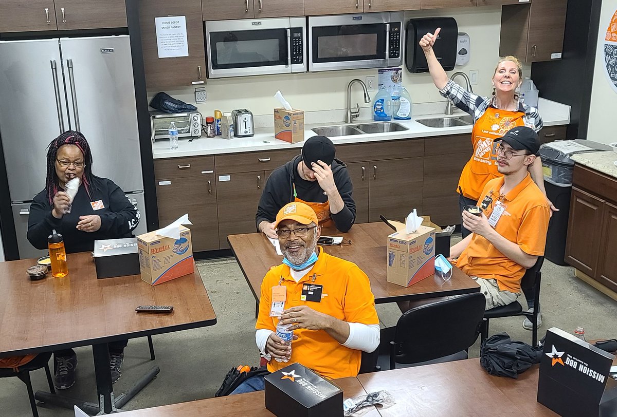 CLevitan17's tweet image. On a MISSION @THDMadisonHTS!! Kicking off Memorial Weekend right for our associates!! Mission BBQ at its finest!! #ThankYou #ProudASM #TogetherNeverAlone @rmarl17 @McFarrenGary @SWHR33