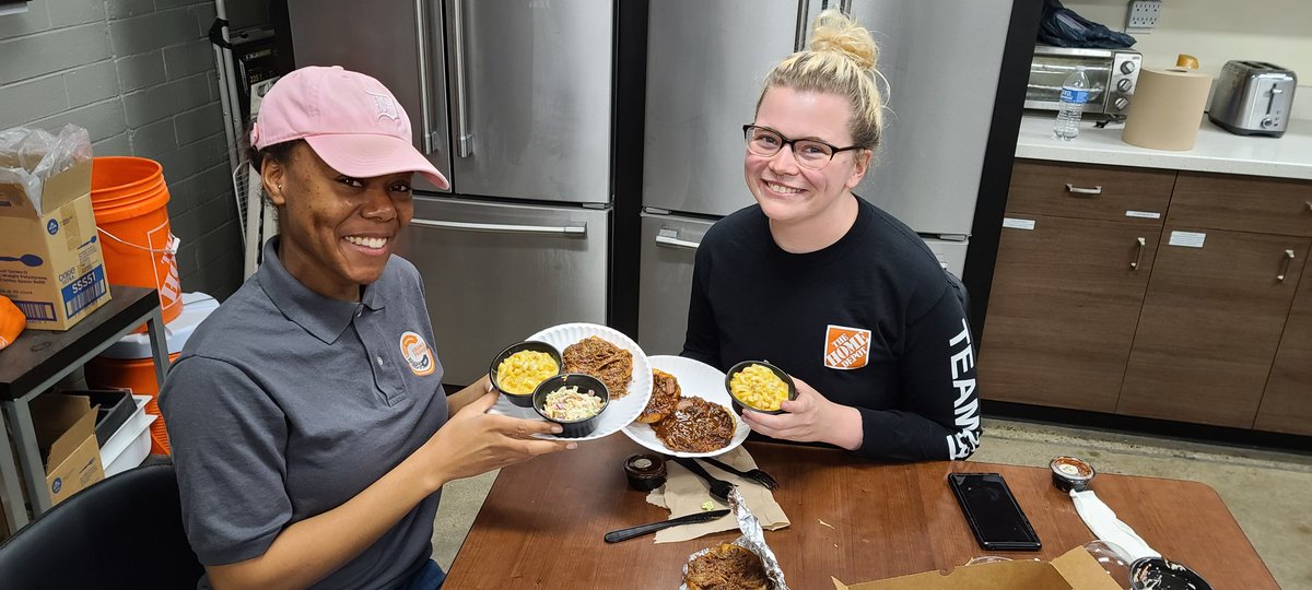 CLevitan17's tweet image. On a MISSION @THDMadisonHTS!! Kicking off Memorial Weekend right for our associates!! Mission BBQ at its finest!! #ThankYou #ProudASM #TogetherNeverAlone @rmarl17 @McFarrenGary @SWHR33