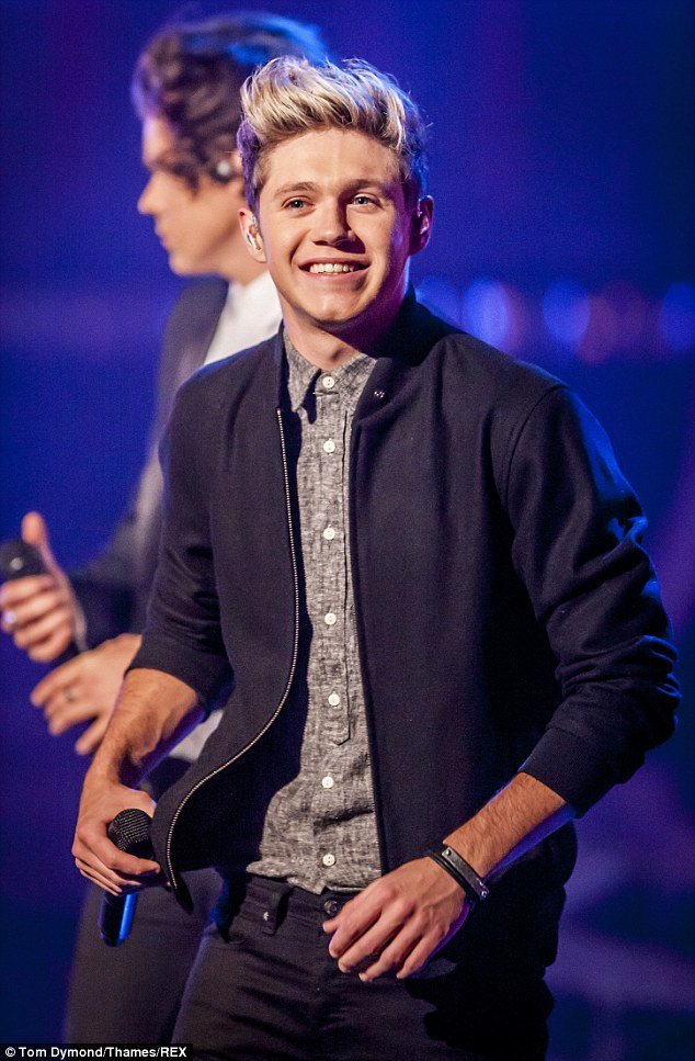 Harrysmic1's tweet photo. WE LOVE YOU NIALL🇮🇪 #1Dthrowback https://t.co/AeAJtnpqNb