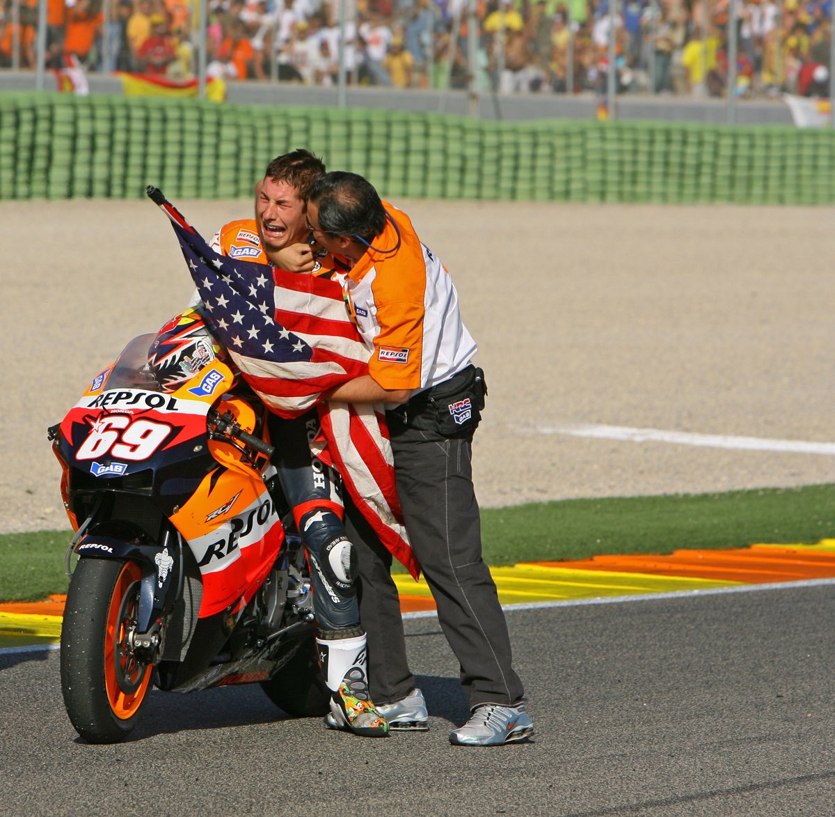 JesSanSan's tweet photo. Todo el esfuerzo de una vida por alcanzar un sueño, todo en una sola foto.... ¡Aún se me ponen los pelos de punta! GRANDE @NickyHayden #RideOnKentuckyKid 📸 @box_repsol https://t.co/laGKL3SJj0
