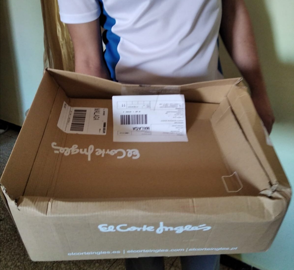 andberbug's tweet photo. @elcorteingles  no entiendo cómo enviáis un pedido con la ropa directamente en la caja, sin bolsa ni medidas de higiene y para colmo sucia. Profesionales 100%, lamentable #ElCorteIngles @elcorteinglesac #MyECI https://t.co/fVYrLyCb70
