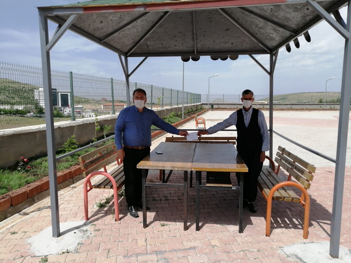 Battalgazi İlçe Milli Eğitim Müdürlüğümüzün düzenlediği Tişört Tasarım Yarışmasında 1. olan Azime SEÇEN adlı öğrencimizin ödülü Velisine Okul Müdürümüz Mehmet KARTAL tarafından takdim edildi. <a href="/tatliali12/">Ali Tatlı</a> <a href="/recepbulutmtfb/">Recep Bulut</a> <a href="/MemBattalgazi/">Battalgazi İlçe Milli Eğitim Müdürlüğü</a> <a href="/ziyaselcuk/">Ziya Selçuk</a> <a href="/ErhanPelitoglu/">Erhan Pelitoğlu🇹🇷</a> <a href="/KrtalMehmet/">Mehmet kartal</a>