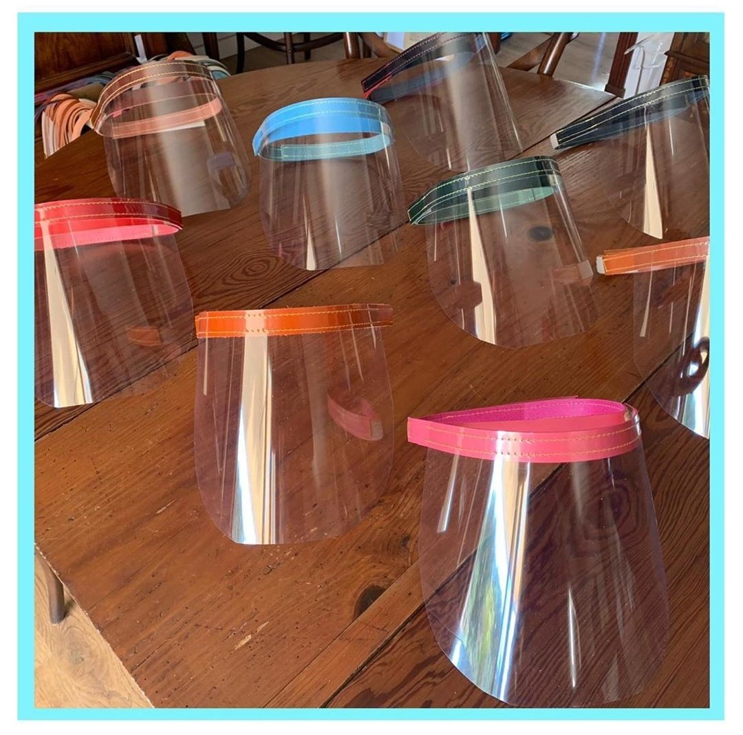 Pantallas de diseño Mallorca del artesano Carlos Lantero. Una alternativa para la protección. Materiales: acetato y tiras de colores. Tfno 670401111
-
#mallorcadesignday #pantallasprotectoras #untoquedeconciencia #diseñadoresemergentes #artesanos #sostenibilidad #ecodiseño