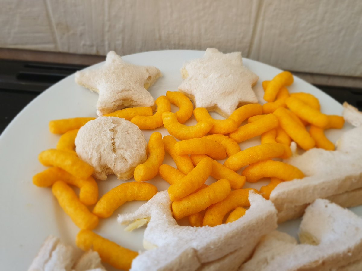 glitter_ball1's tweet photo. @HawkedonY3 The space lunch was epic!!! Star and planet sandwiches, space puffs, rocket kebabs and alien brownies... yum 🍎🥪🍪👽🚀 https://t.co/BpNTf4JilF