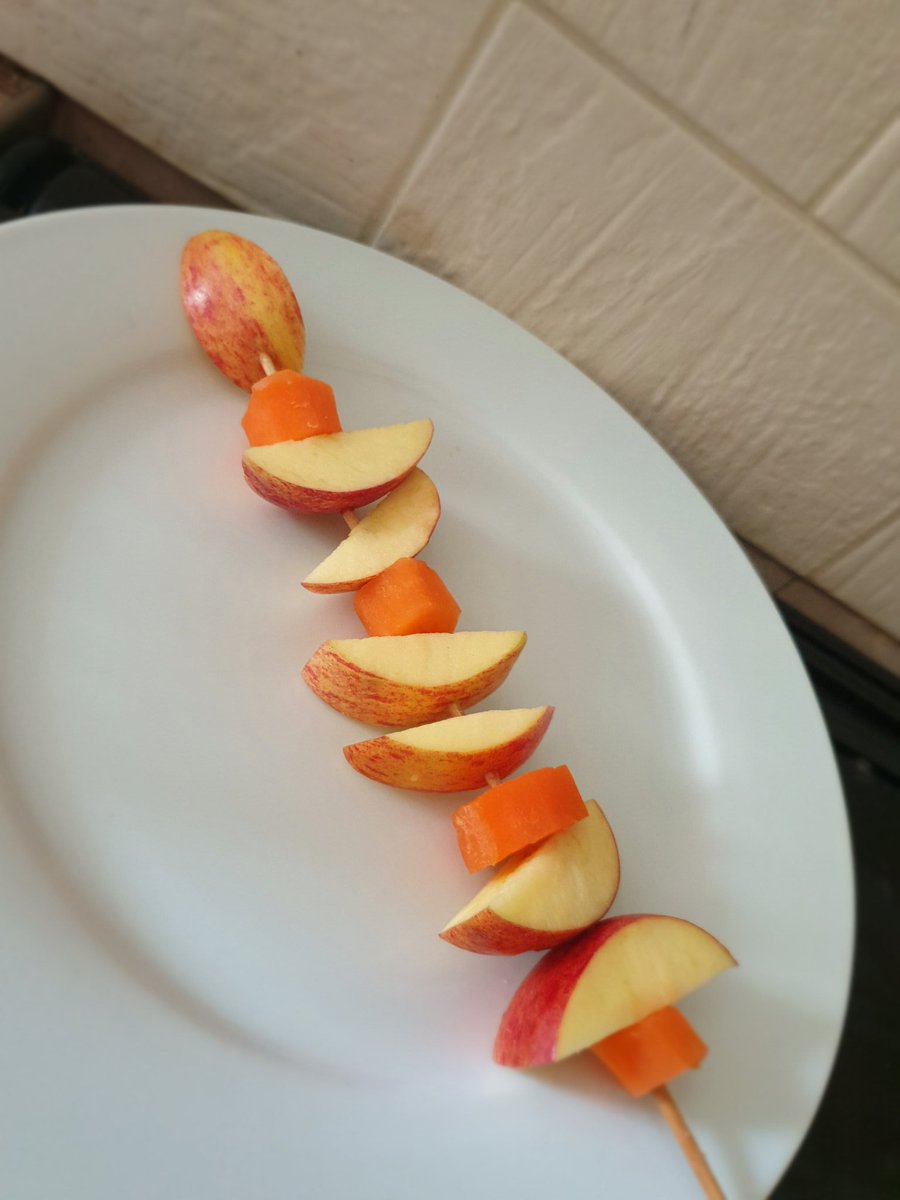glitter_ball1's tweet photo. @HawkedonY3 The space lunch was epic!!! Star and planet sandwiches, space puffs, rocket kebabs and alien brownies... yum 🍎🥪🍪👽🚀 https://t.co/BpNTf4JilF