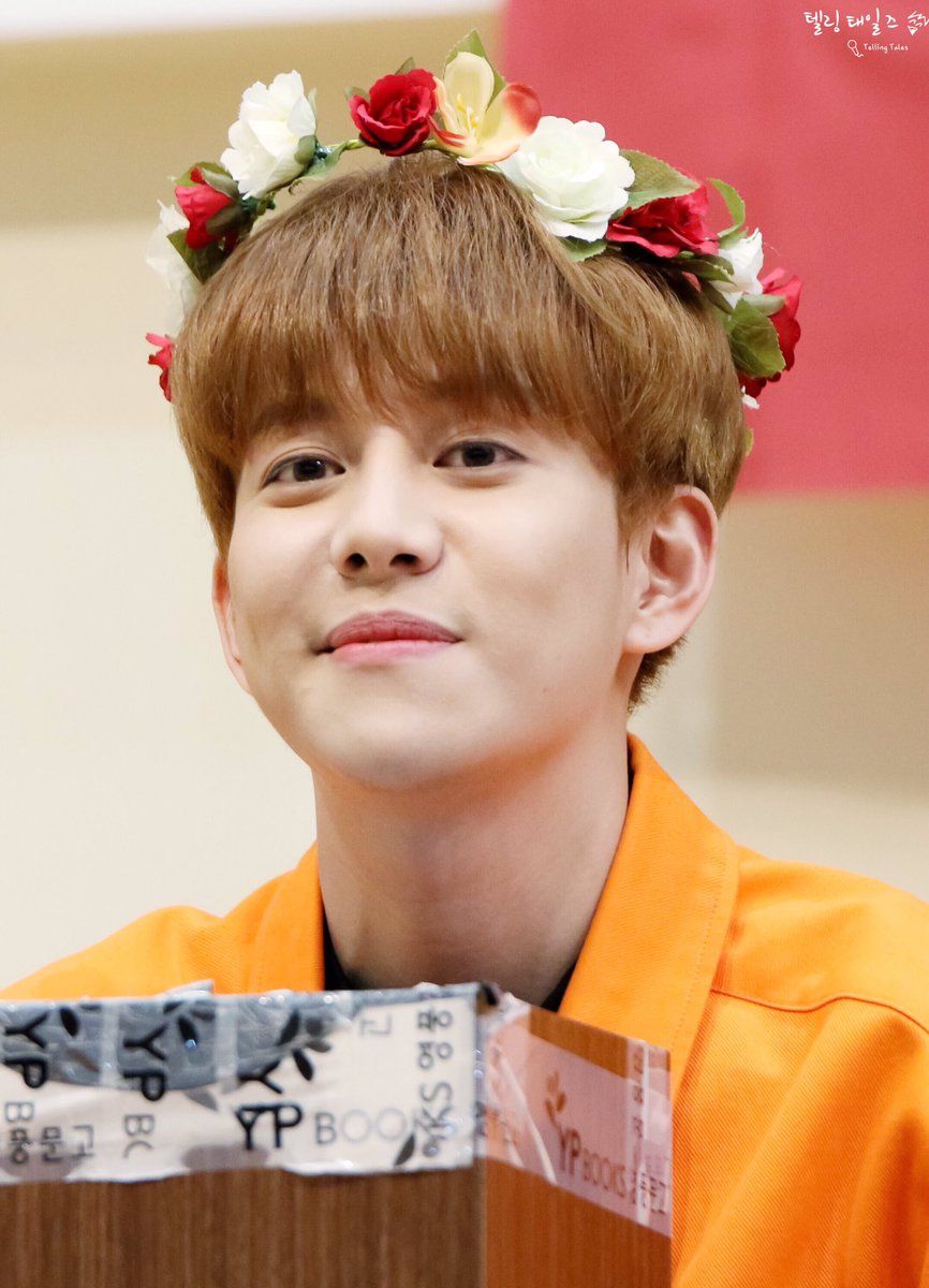 Park Kyung sended Ateez a flower crown during their first comeback showcase.“forever supporting my pretty lil juniors”  @blockb_official  @ATEEZofficial