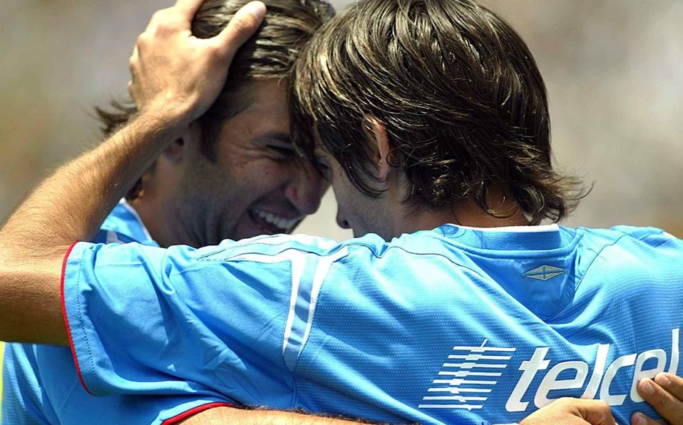 RodrigoGoyenec3's tweet photo. 4) La manita histórica a los Pumas en C.U.
Jornada 6 del Apertura 2005
Pumas que venía de ser bicampeón en 2004, enfrentaba a Cruz Azul, pero la lesión de Verón le pesó al conjunto auriazul y la Máquina le clavó cinco tantos, de los cuales dos fueron del @kikinfg. https://t.co/8n4cPktAh8