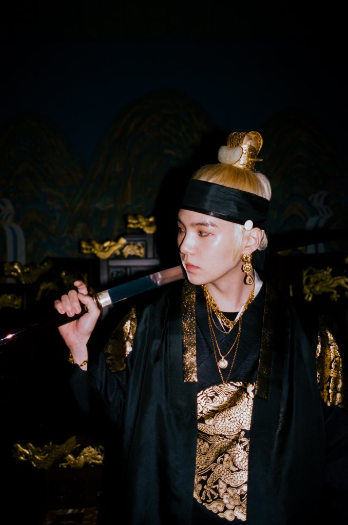 glossyvisuals's tweet photo. black and gold #AGUSTD #DAECHWITA https://t.co/AlZUgT0ea8