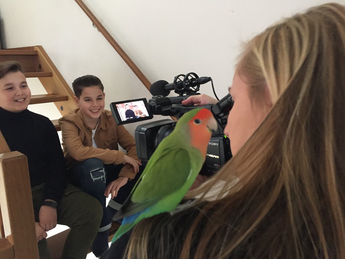 Achter de schermen tijdens de fotoshoot bij Merlijn (12) en Morris (10) waar zelfs huisgenoot Charlie een insta-account heeft. We maakten een artikel voor in ons thema-nummer Gezin én een filmpje: buff.ly/2z6jcId <a href="/esthergoos/">Esther Goos</a> <a href="/keesbeekmans/">Kees Beekmans</a> <a href="/NurLimonade/">NurLimonade Media</a>