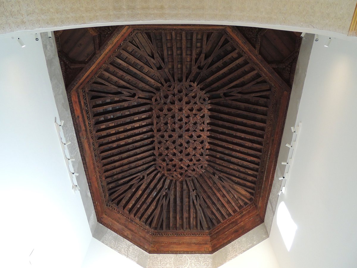 m_i_q_u_e_l's tweet photo. Cuando fueron a restaurar la bóveda de cañizo de la Iglesia de la Plaza Párroco Luis Calleja 1 en Canillejas en 2018, se encontraron este artesonado de madera del siglo XV por debajo. Desde hace unos escasos meses ya se puede contemplar https://t.co/c8ci0mSbwC