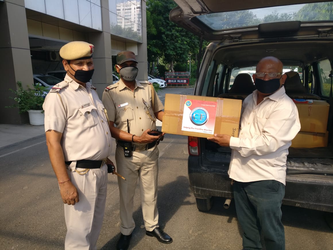 CKPFoundation's tweet photo. We salute the real-life warriors @DelhiPolice Personnel, who r working relentlessly in helping fight the virus. #CKPFoundation supporting by providing 15,000 Face Masks

@narendramodi @PMOIndia @ArvindKejriwal @CMODelhi @drharshvardhan #Coronaharegaindiajeetega https://t.co/OiaqwbHyeb