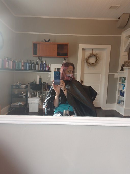 It's nice aving he salon all to me!! but these ladies (and fellas) gotta get back to work. This lady