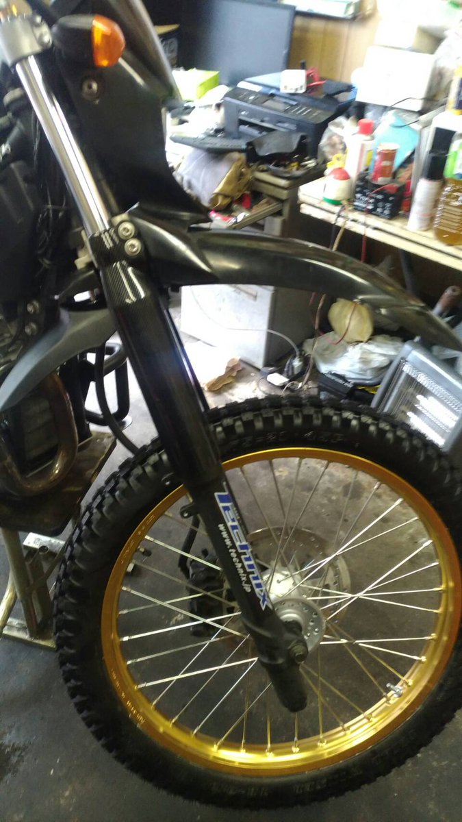 ヤッツン 5年目se Xt250xにセロー250のホイール取り付けました リアは問題なく入りました フロントはフェンダーはずさないとダメでした セローのフェンダーは着かないので無理矢理セローフェンダーを上に着けました T Co 1txgquyuy2