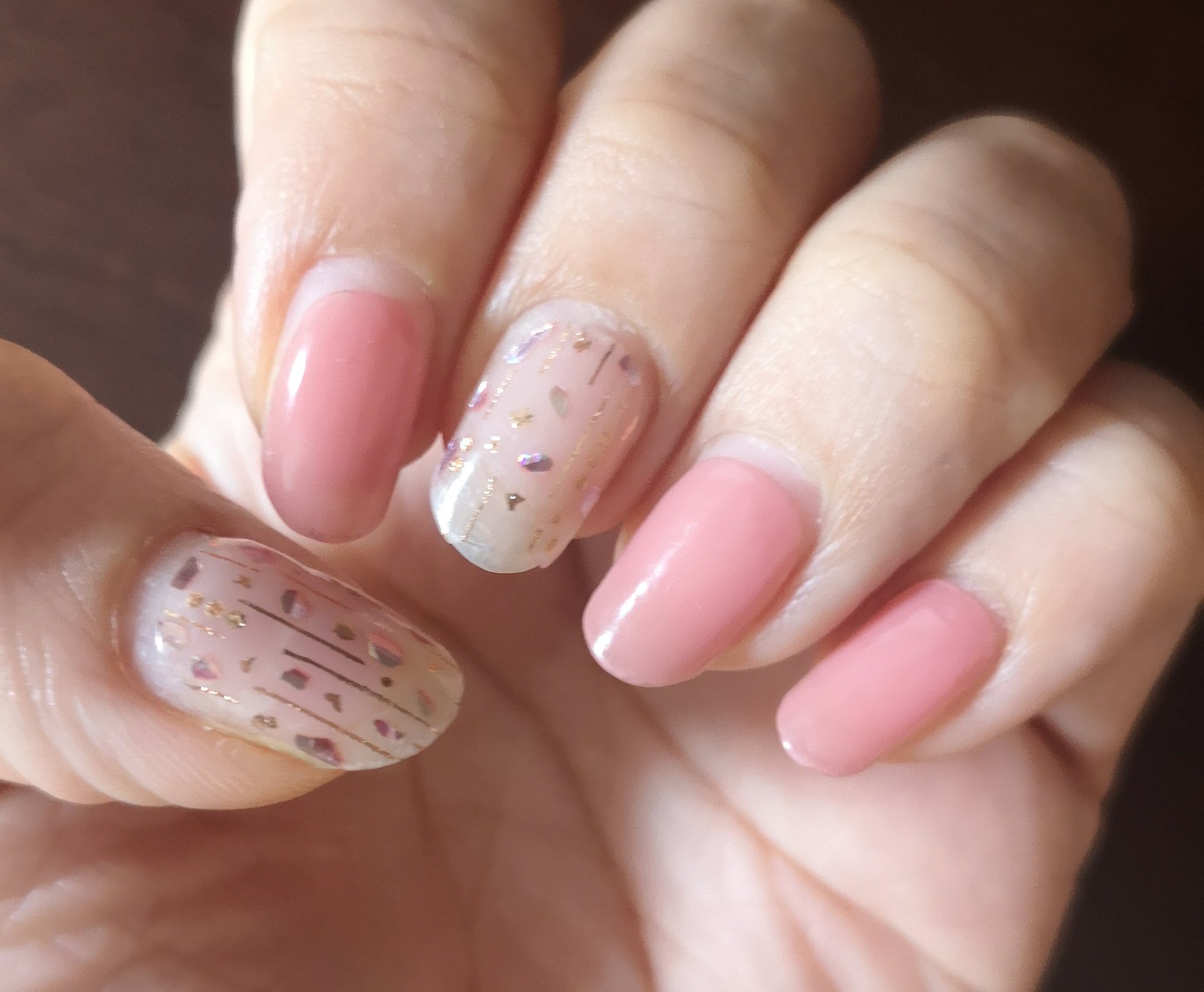 みゅう ｄと日常 都内のネイルサロンに行くのは自粛すべきだか 素の爪で過ごすのも微妙ということで Ohora ネイルにしてみた 2週間経って先端ちょっと欠けてるけど シール系に比べたら持ちもツヤもいいし 自粛で3食自炊だから いつもの生活ならもっと