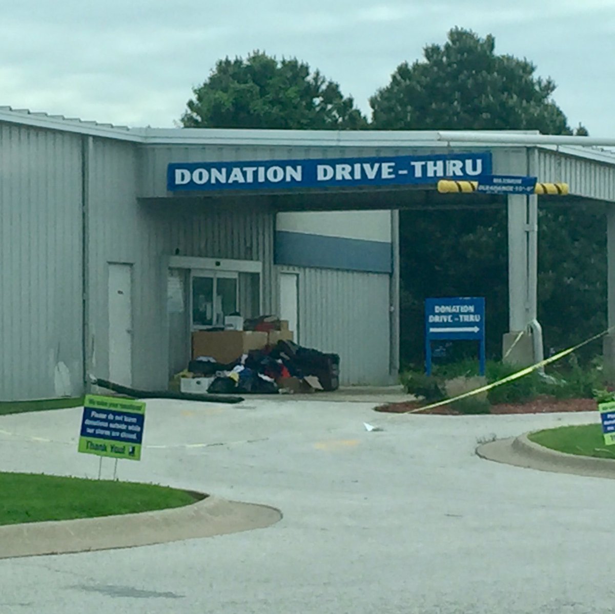 HannahMatt8's tweet photo. I can’t believe people are just leaving their stuff at Goodwill when it’s clearly CLOSED. 😱 https://t.co/GfEGC1TWpm