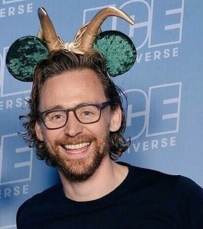 a beautiful thread of Tom Hiddleston’s smile, but his smile gets bigger as you scroll down 