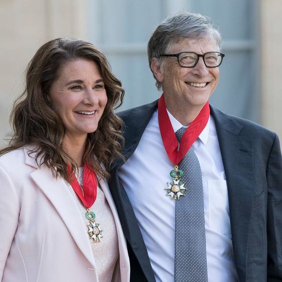Bill Gates https://imgur.com/a/ACNEqOh  https://ibb.co/album/5WRWyp  https://pastebin.com/Nkknjhbh 